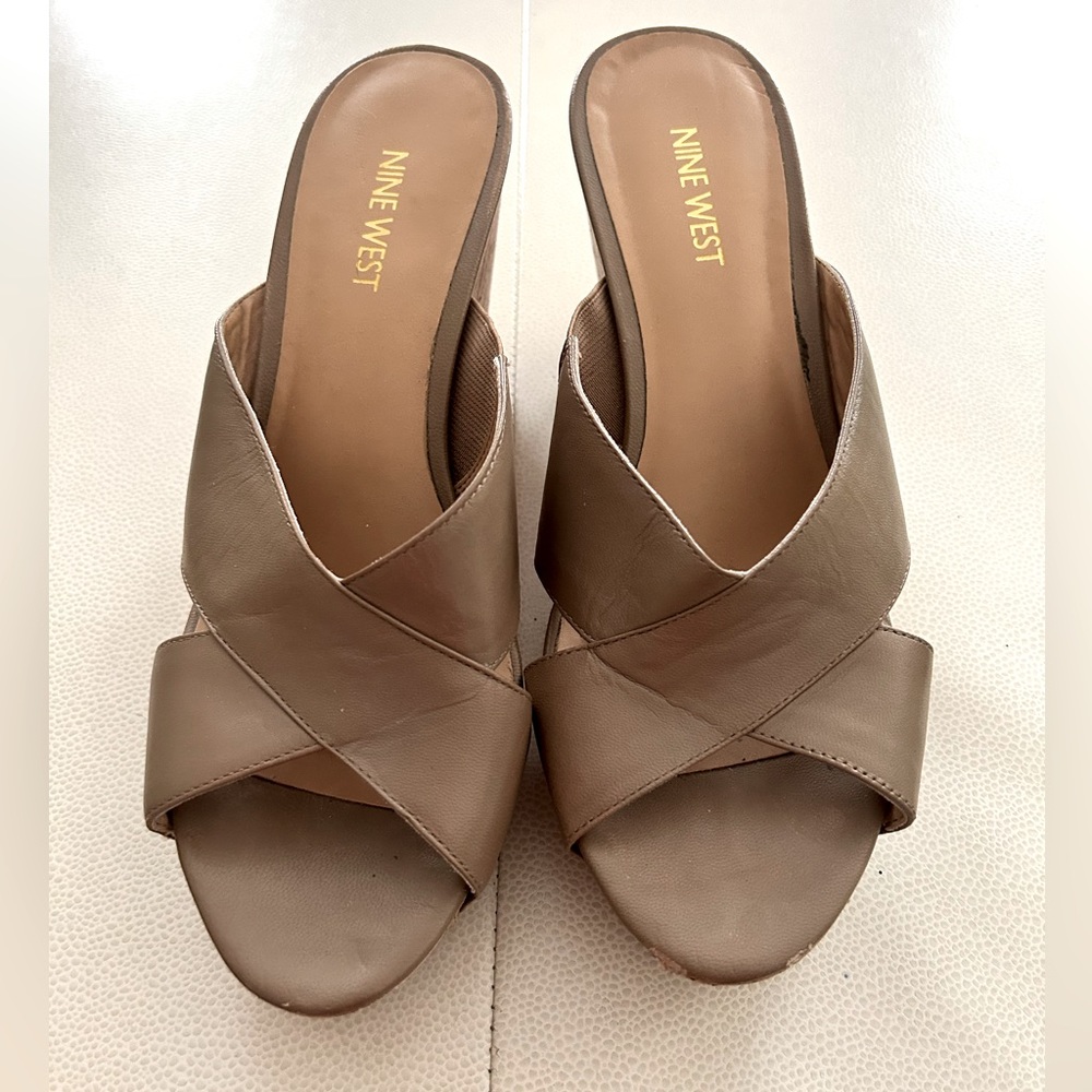 Nine West Etzamore Cork Wedge Leather Sandal 9 Tan Neutral Stacked Heel Casual